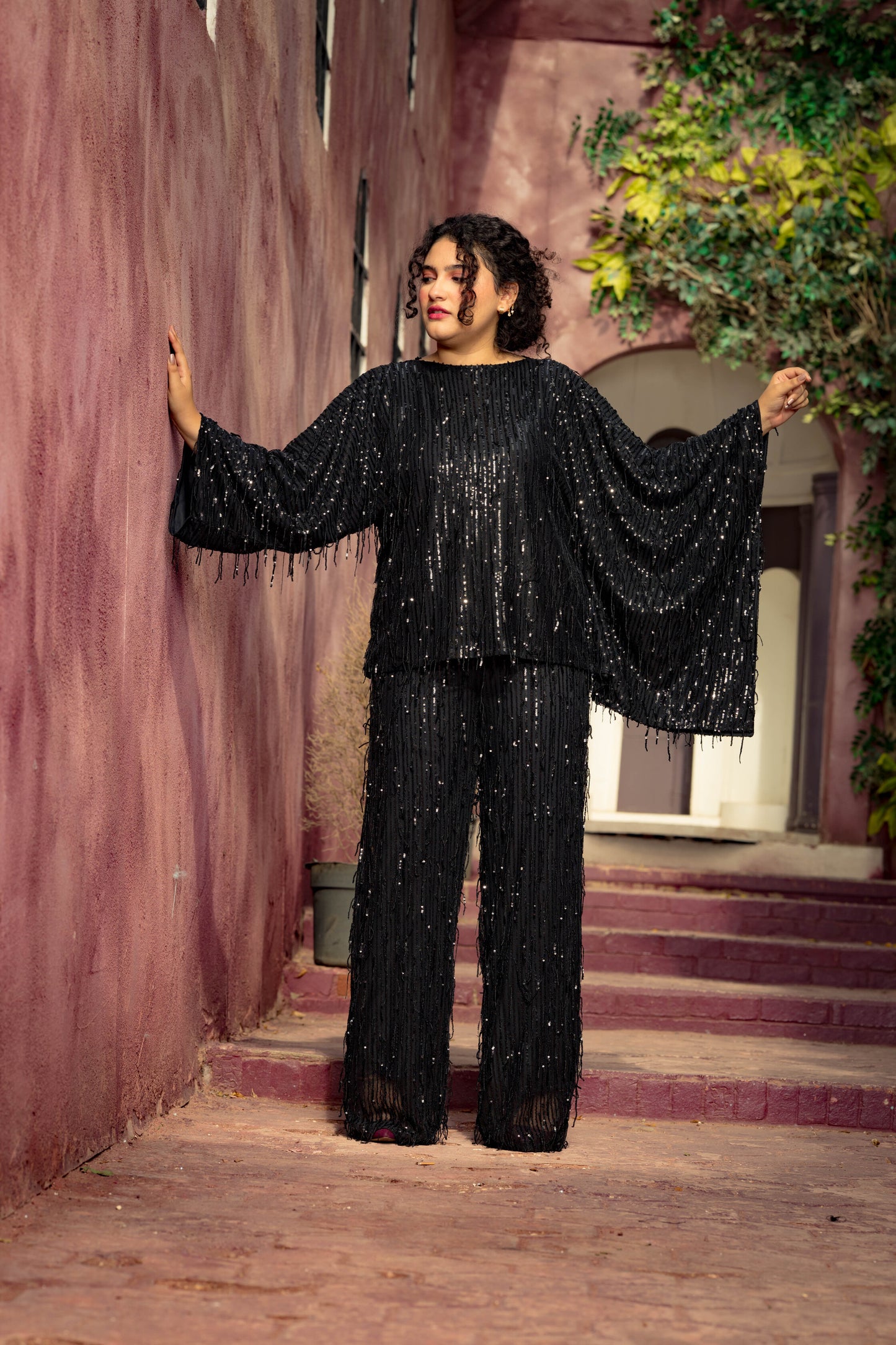 Fringes set in black