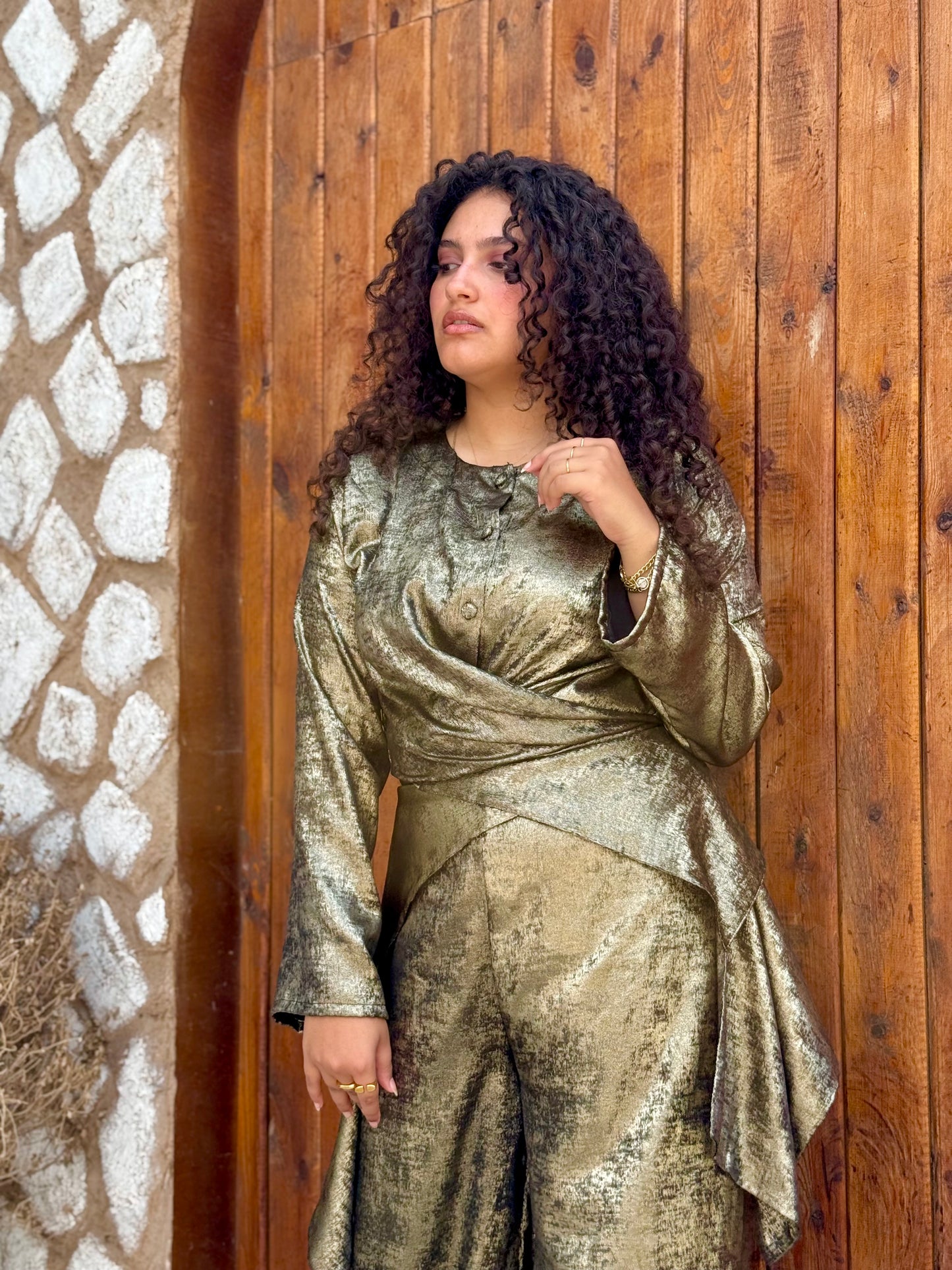 Twirl shimmer set in gold